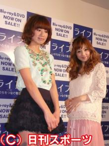 ＤＶＤの発売記念イベントに東原亜希（左）と出席した妊娠６カ月の小倉優子