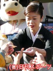 ファンにキャラメルが入ったお年玉を配る神野美伽(撮影・石井康夫)