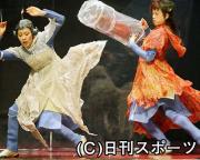 舞台『パイパー』で初共演する松たか子(左)と宮沢りえ