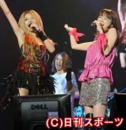 「ＮＡＯＮのＳＡＬＯＮ」で歌う鈴木亜美（右）とＳＨＯＷ－ＹＡの寺田