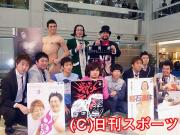 DVD発売記念イベントを行った後列左から小島よしお、髭男爵ら