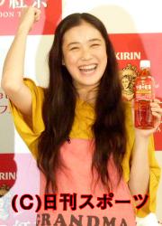 「午後の紅茶」のＣＭ発表会に出た蒼井優（撮影・瀬津真也）