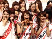 ドーナツを持つ相武（前列中央）。左は林、右は八田（撮影・蔦林史峰）