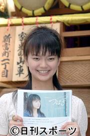 写真集を手にする多部未華子（撮影・赤塚辰浩）
