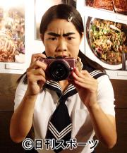 写真展の会場で報道陣にカメラを向けるイモトアヤコ（撮影・柴田寛人）