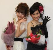 ０９年度プリンセス関西グランプリに輝いた斉藤さん（左）と準グランプリも西村さん