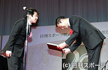 「硫黄島からの手紙」で外国作品賞を受賞したワーナーブラザースの福永智一氏（右）。左はプレゼンターの沖田敦氏