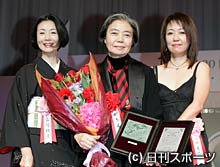 助演女優賞を受賞した樹木希林（中央）。左はプレゼンターの富司純子、右は浅田美代子
