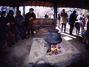 １００年前そのままに古釜で沸かしたお茶を提供する初音茶屋の麦茶接待