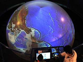 地球情報館には地球のさまざまな姿を映し出す直径３メートルの大型半球スクリーンがある