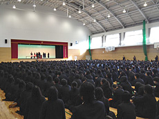 大阪ビジネスフロンティア高校の体育館に整列する全校生徒