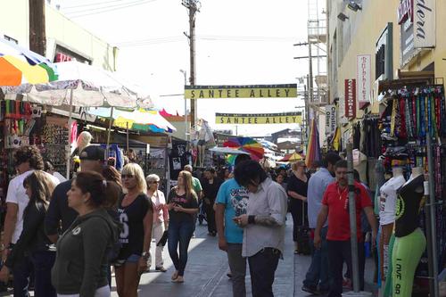 150以上の小売店が並ぶサンティ・アリーは週末は歩くのも困難なほど大勢の人で賑わいます