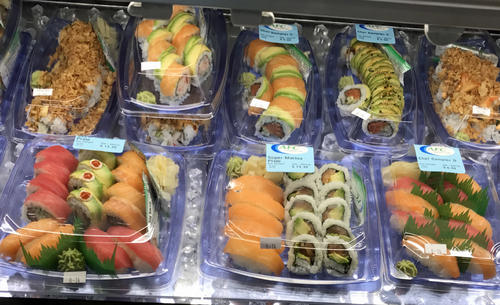 スーパーのデリにはカリフォルニアロールなどカラフルな巻き寿司がいろいろ並んでいます