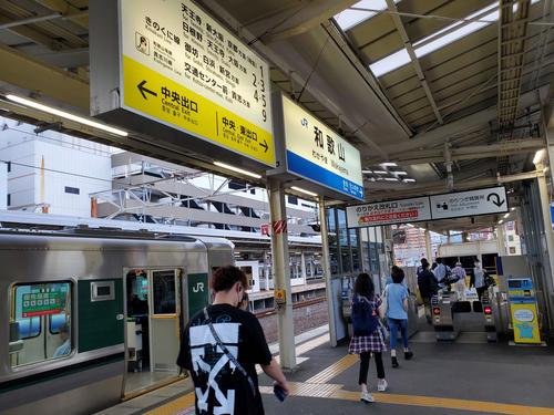 〈12〉和歌山駅の和歌山線ホームには中間改札が設けられている