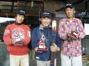 優勝した笑顔の矢島さん(中央)と準優勝の鵜沢さん(左)3位の雨宮さん