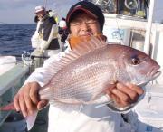 熊谷さんは優勝魚の１.８９キロを突き出し胸を張った（撮影・寺沢卓）