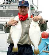 美国沖でヒラメを釣った進藤さん