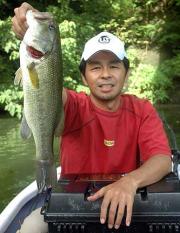 庄司さんは笹川の岩盤地帯で43センチのバスをゲット