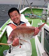 藤本さんはラスト直前に２・９キロのマダイをゲットしてニッコリ