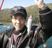 ２０センチのヒメマスを釣り上げた三浦さんはニッコリ