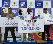 V2を果たした田中選手(中央)、2位山中選手(右)、3位の天野選手