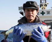 ５５センチのサクラマスを釣った盛さん