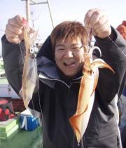佐藤さんは32センチと25センチのマルイカをダブルヒット!