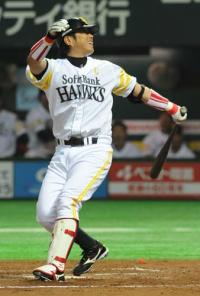 ７回裏ソフトバンク２死、空振り三振する小久保（撮影・多田篤）