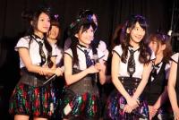 笑顔で速報順位発表を見守る左からＡＫＢ４８北原里英、渡辺麻友、柏木由紀（Ｃ）ＡＫＳ