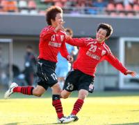 後半２８分、大分ＦＷ岡部（左）は自身のハットトリックでチーム７点目を決め笑顔