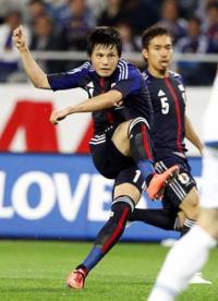 後半、シュートを放つ宮市（撮影・加藤哉）