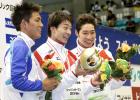 優勝しダルマを手におどける入江(中央)。右は3位の萩野、左は2位の白井(撮影・江口和貴)