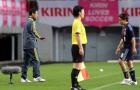 前半退場となった宮間あや（右）と佐々木則夫監督（撮影・栗木一考）