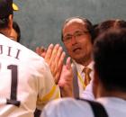 誕生日に勝利を飾り選手たちを出迎える王球団会長(撮影・藤尾明華)