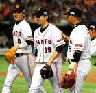 ９回表西武２死一、二塁、代打片岡治大を三振に仕留めた巨人先発の菅野智之（中央）はナインの祝福を受ける（撮影・小沢裕）