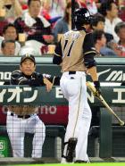 5回表、勝ち越しとなる遊ゴロを放ち、ベンチで栗山監督(左)とタッチをかわす大谷