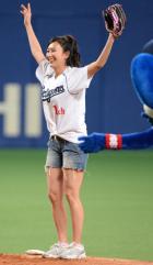 中日対楽天 始球式に登板した浅田舞(撮影・前岡正明)
