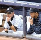 休養のため欠場。ベンチから試合を見つめるイチロー。右は黒田(撮影・菅敏)