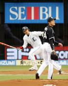 １回裏西武無死、浅村が能見から先頭打者本塁打を放つ（撮影・狩俣裕三）