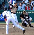 阪神対日本ハム　４回表日本ハム１死、左二塁打を放つ大谷。投手藤浪（撮影・田崎高広）