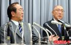 酒井法子の解雇会見に臨む相沢秀禎会長（右）と相沢正久社長（０９年８月２８日）