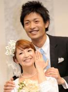１１年５月、仲むつまじく結婚会見を開いた矢口真里（左）と中村昌也