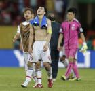 試合終了後、逆転負けにぼう然とする岡崎(中央)、川島(右)ら(共同)