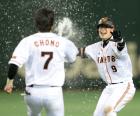 サヨナラ打を放った亀井(右)は長野から水を掛けられる(撮影・松本俊)
