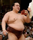 取組後、鼻血を拭う稀勢の里(撮影・河野匠)