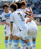 後半、チーム3点目を決めた川崎Fジェシのもとへ駆け寄るFW大久保(左)ら