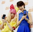 新機種を手にする剛力彩芽(右)と、きゃりーぱみゅぱみゅ(共同)