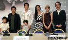 カンヌ国際映画祭で公式会見に臨んだ福山雅治(左から3人目)ら(撮影・村上幸将)