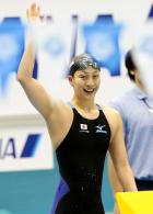ジャパン・オープン女子１００メートル背泳ぎで優勝し笑顔の寺川（撮影・江口和貴）