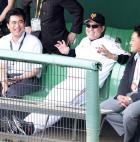 ベンチで報道陣と談笑する巨人原監督(撮影・江口和貴)